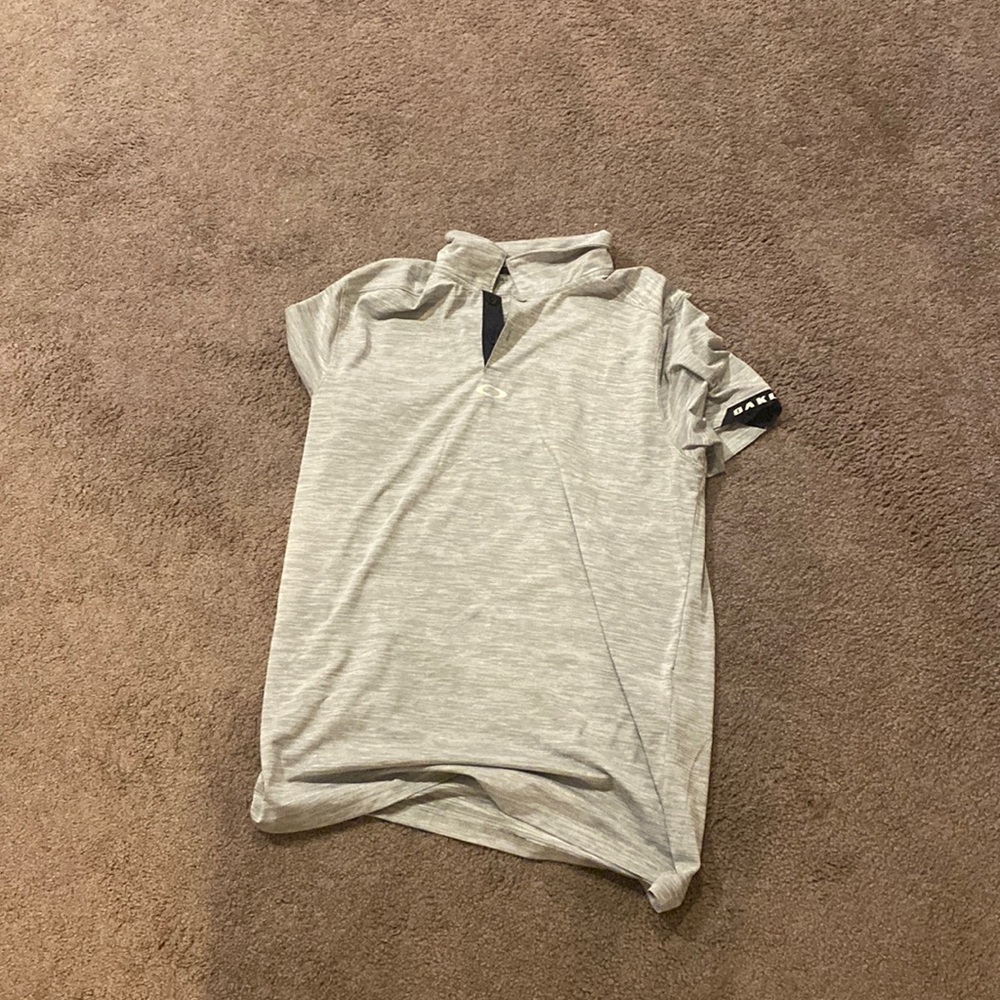 Oakley golf polo size L.